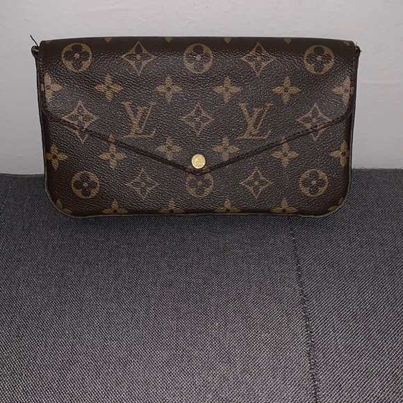 Louis Vuitton crossbody clutch. Strap detachable. Burgundy color interior. - Picture 3 of 7